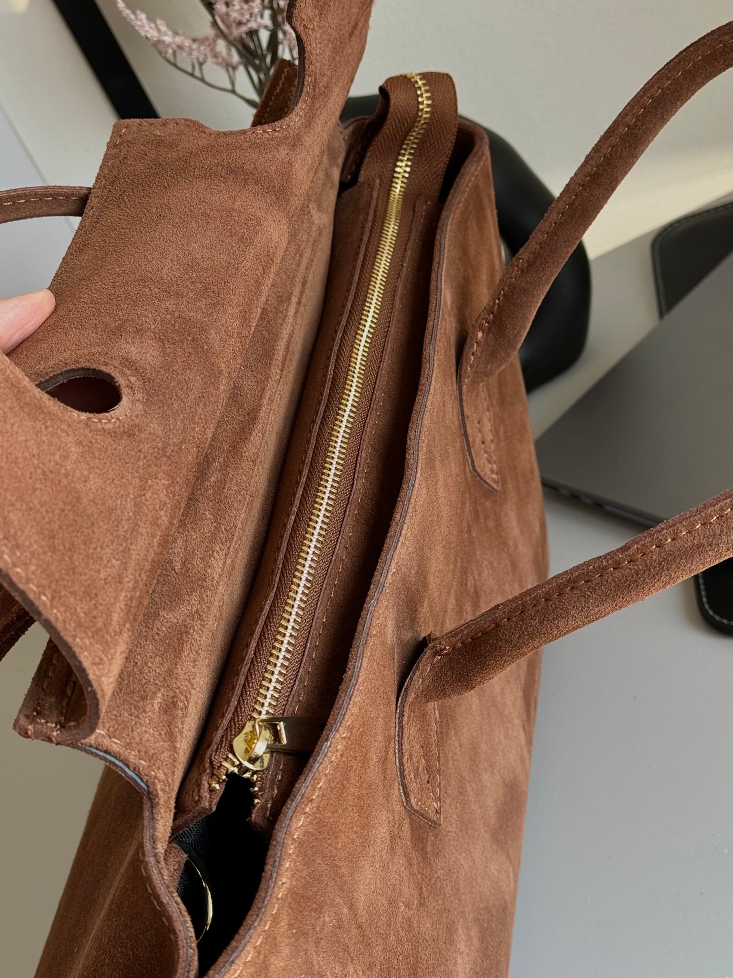 Zamszowa torebka typu tote, idealna na laptopa lub dokumenty. Włoski produkt