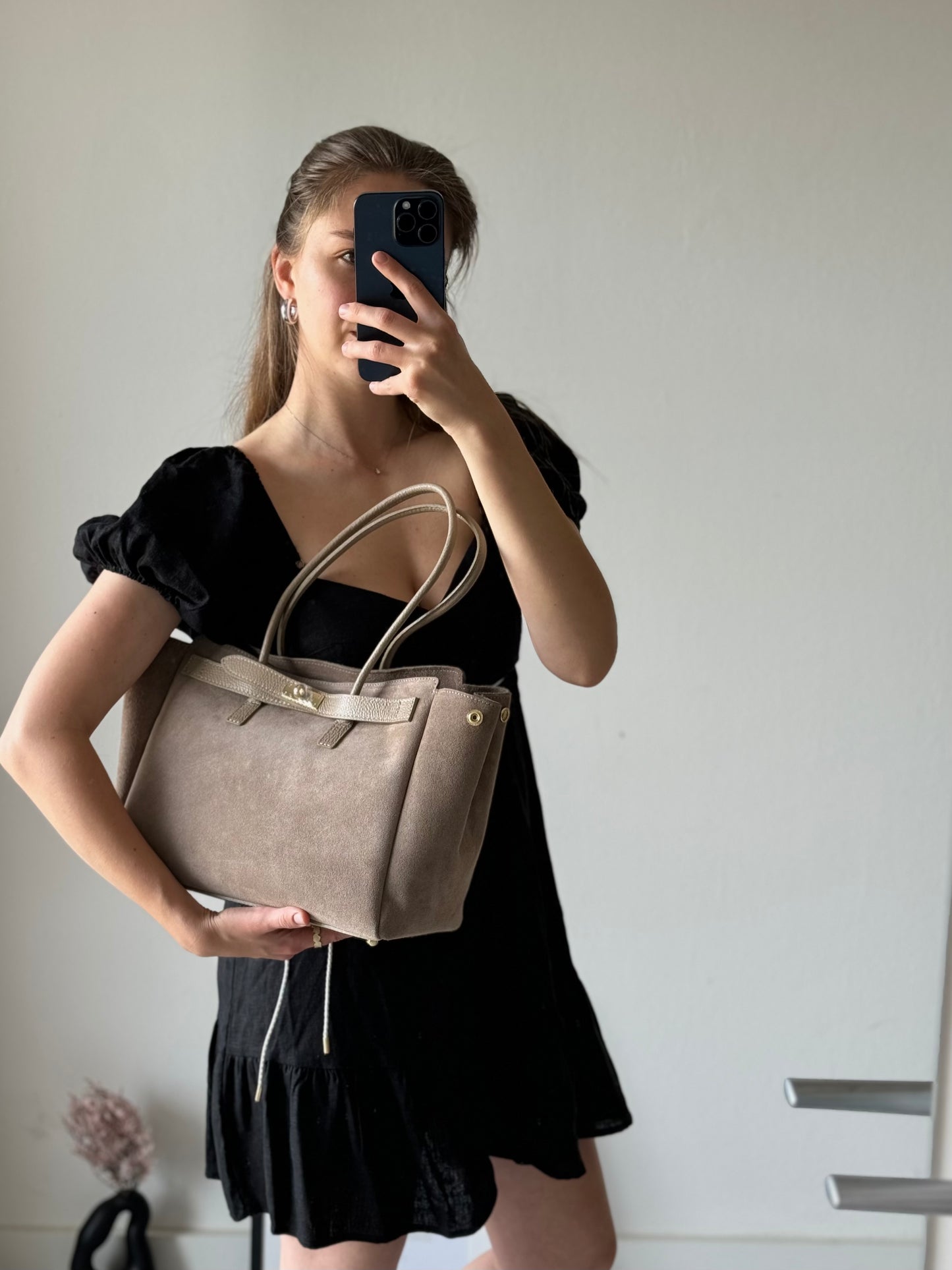 Stylowa torebka shopperka z naturalnego zamszu w modnym kolorze, Włochy