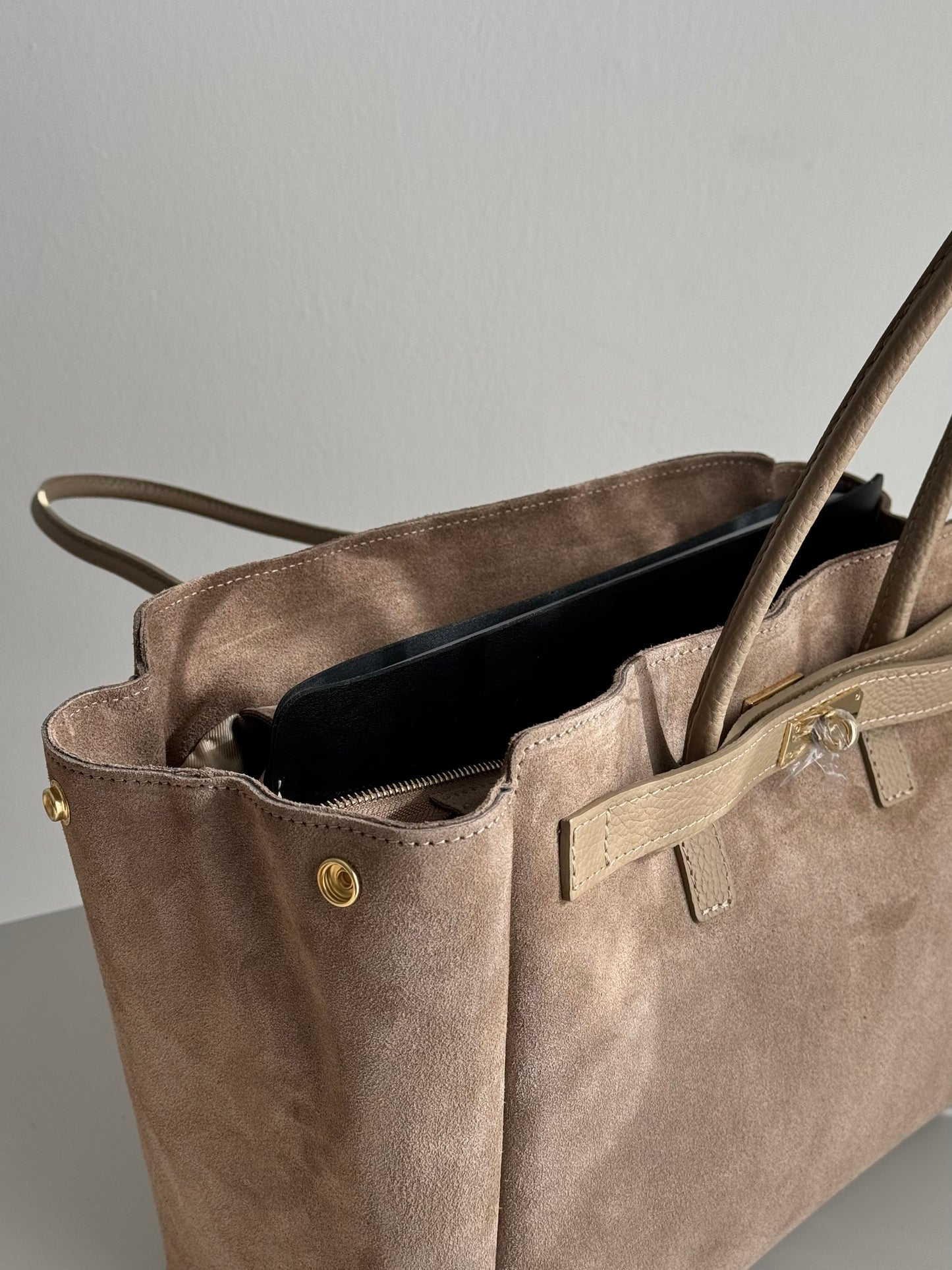 Stylowa torebka shopperka z naturalnego zamszu w modnym kolorze, Włochy