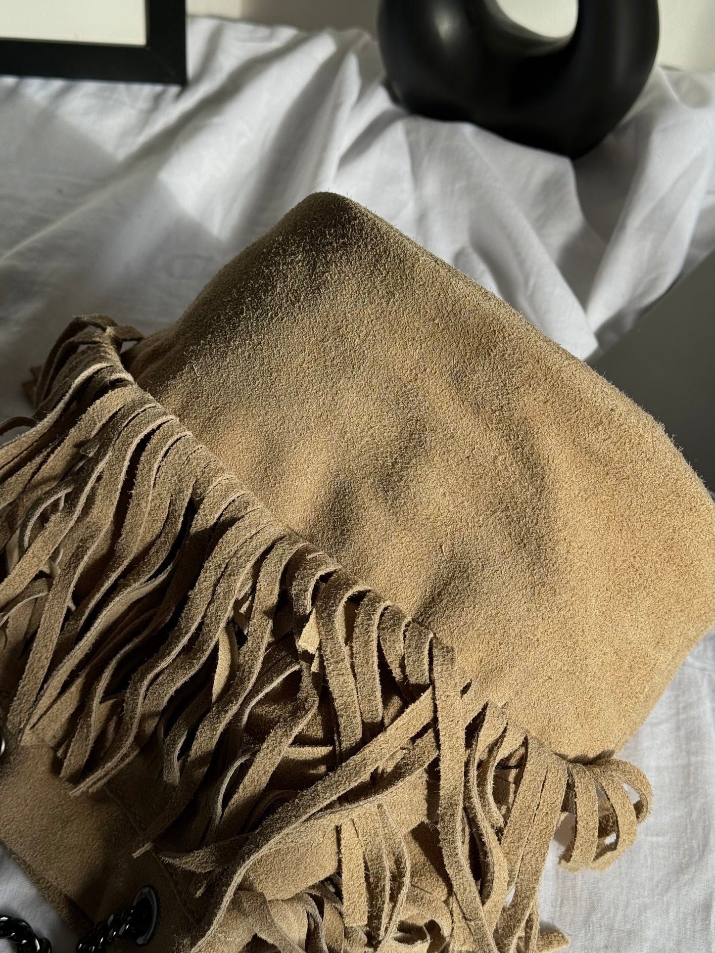 Torebka hobo z naturalnego zamszu z frędzlami, Włochy