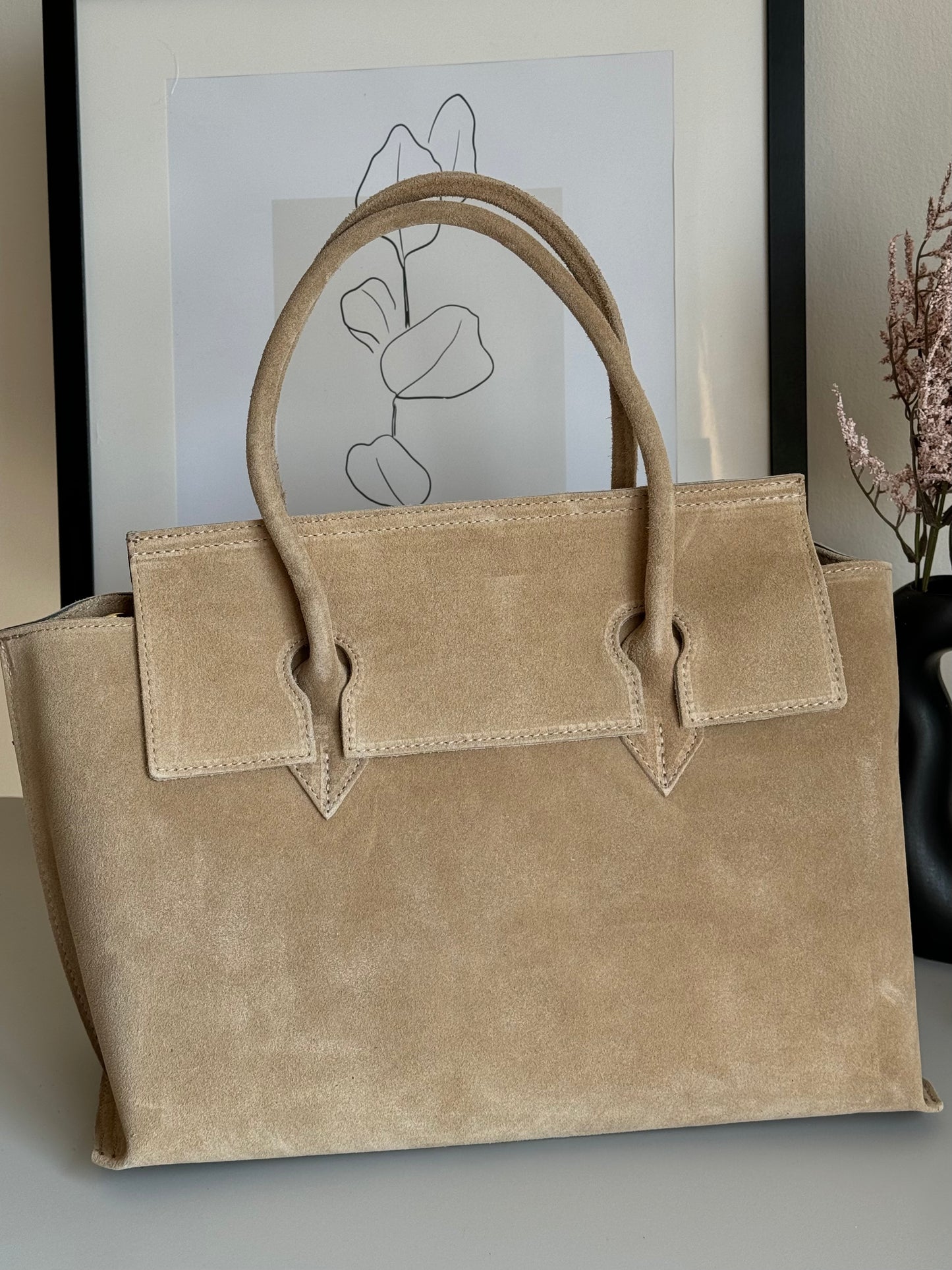 Zamszowa torebka typu tote, idealna na laptopa lub dokumenty. Włoski produkt