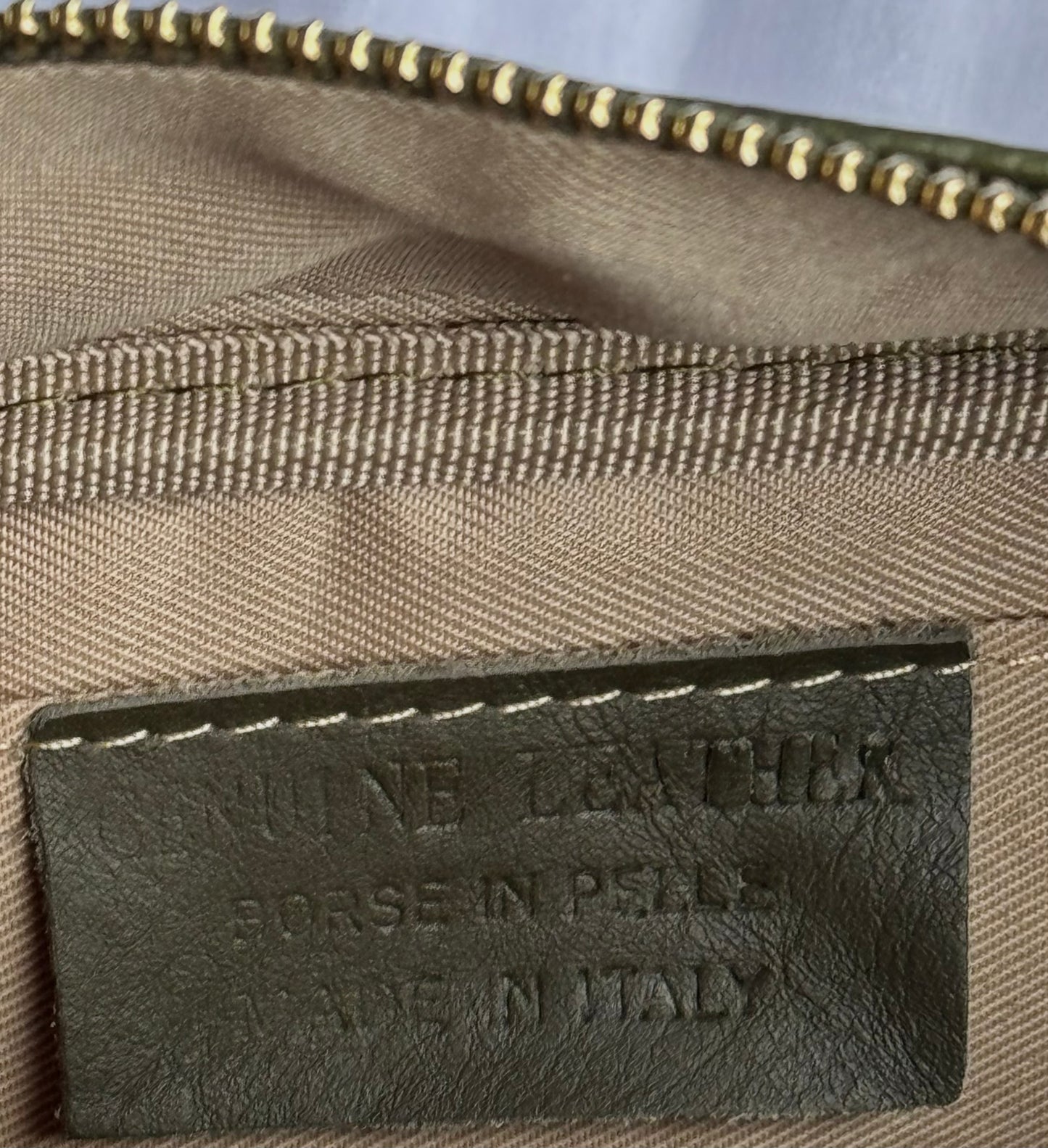 Włoska torebka Baguette skórzana do ręki - stylowy minimalizm w odcieniu khaki