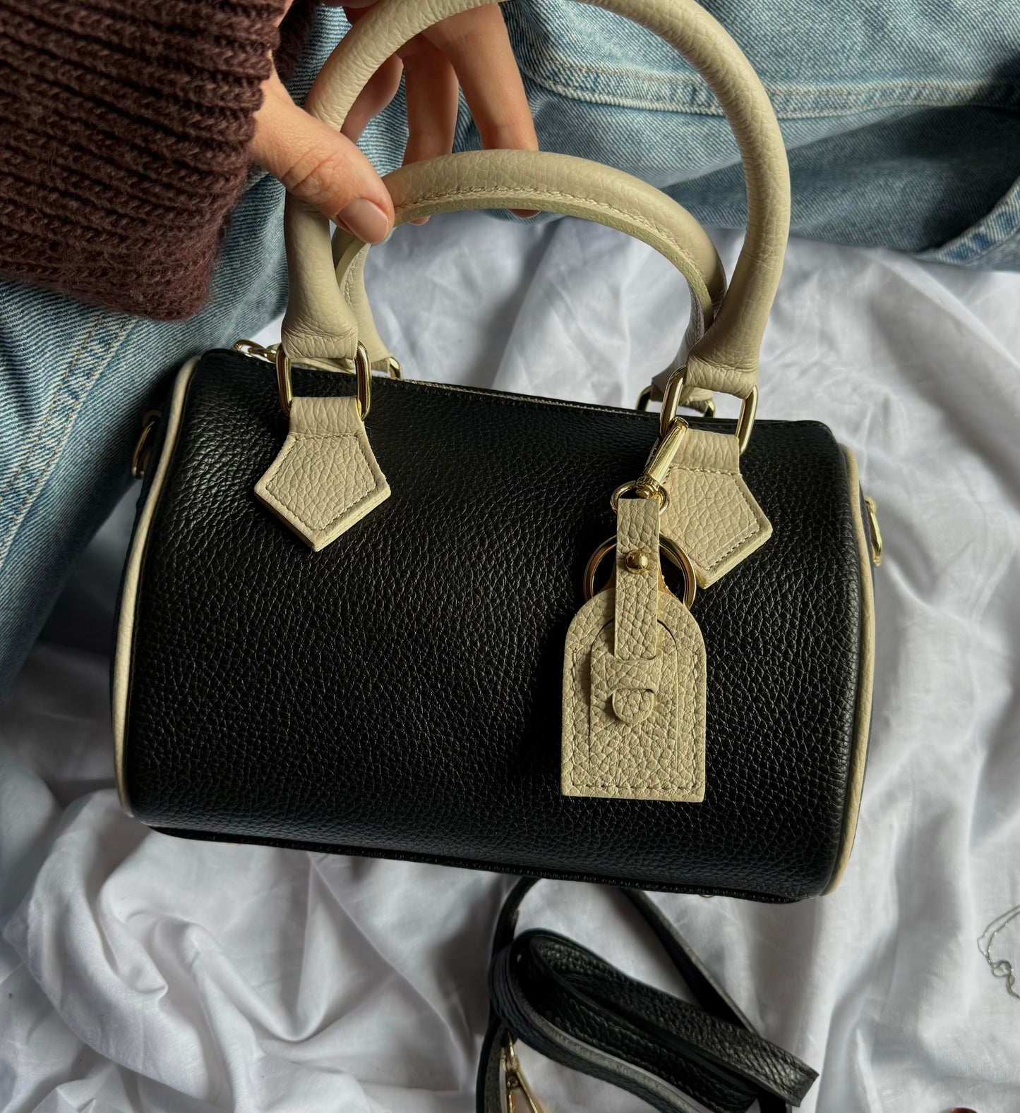 Torebka czarna Torba beczka z naturalnej skóry crossbody, Włochy