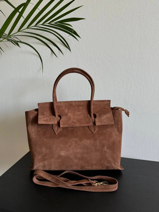 Zamszowa torebka typu tote, idealna na laptopa lub dokumenty. Włoski produkt