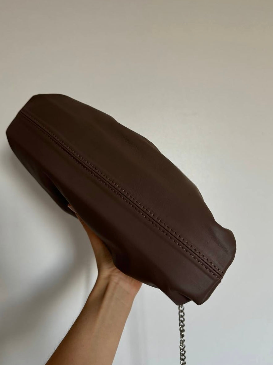 Stylowa Clutch torebka z miękkiej skóry z łańcuszkiem w kolorze taupe scuro, Włochy
