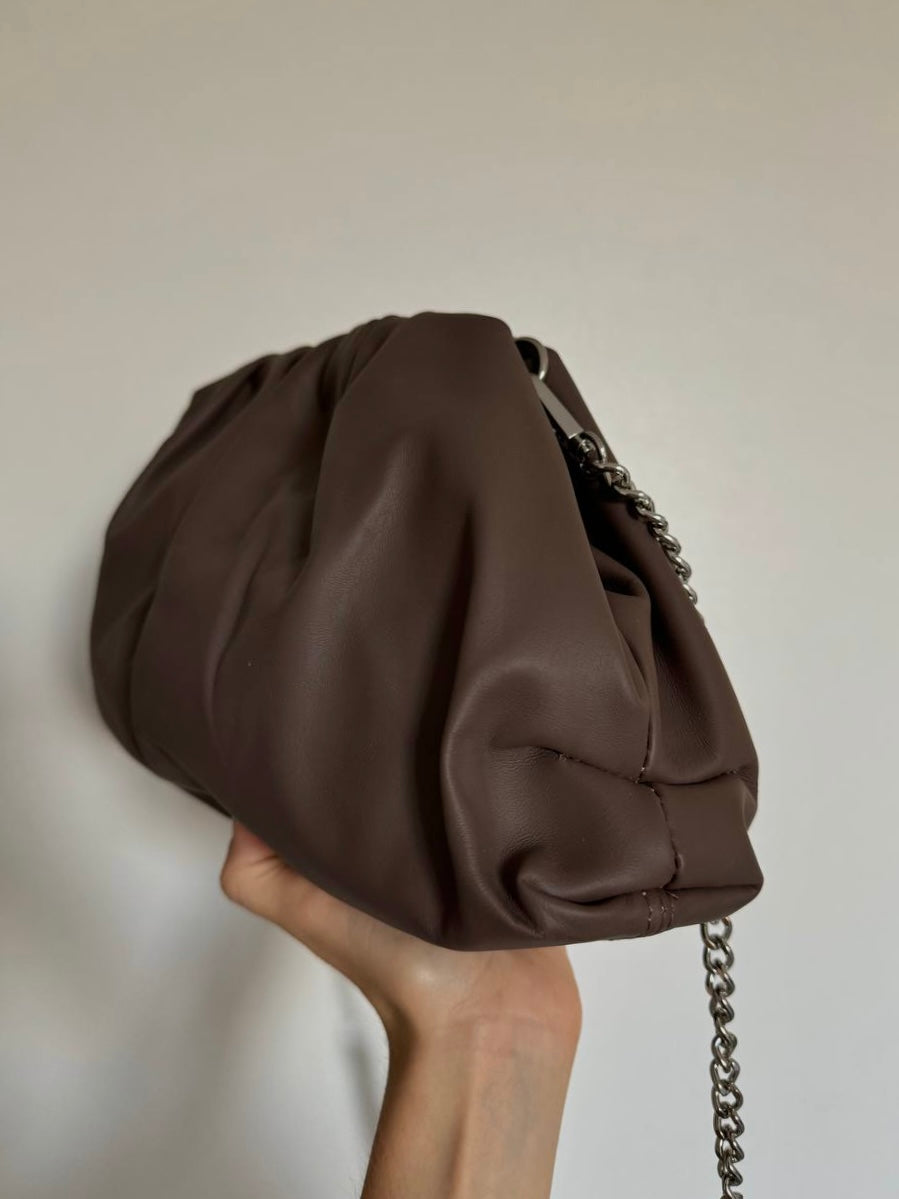 Stylowa Clutch torebka z miękkiej skóry z łańcuszkiem w kolorze taupe scuro, Włochy