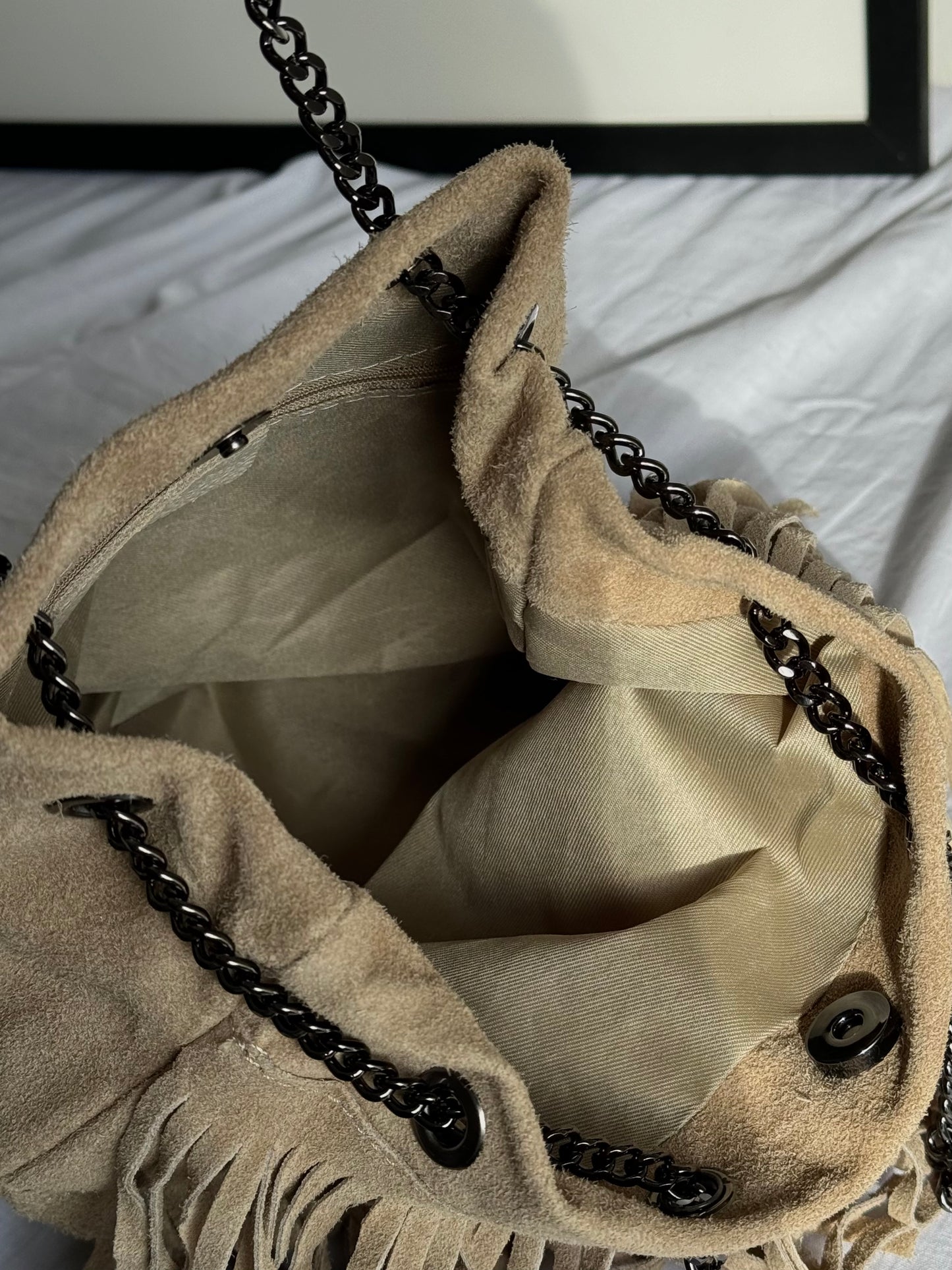 Torebka hobo z naturalnego zamszu z frędzlami, Włochy