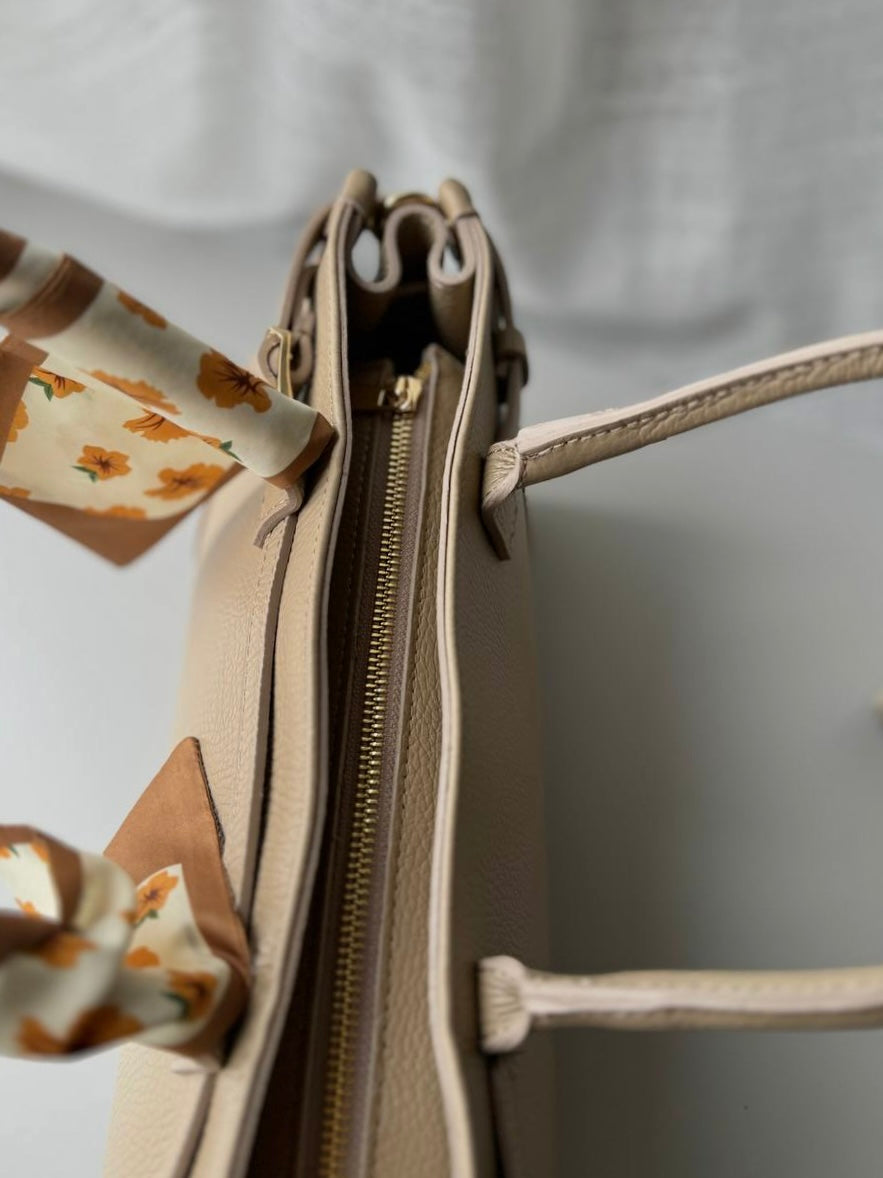 Elegancka Baguette torebka z naturalnej skóry w beżowym kolorze do ręki lub na ramię, Włochy